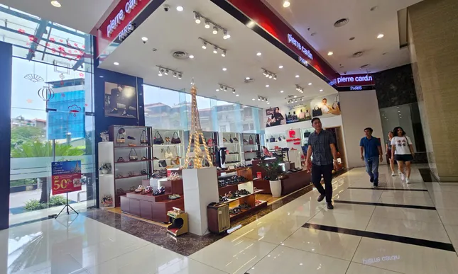 Phớt lờ 'lệnh' đình chỉ, loạt cửa hàng vẫn hoạt động tại chung cư Discovery Complex- Ảnh 2. Phớt lờ 'lệnh' đình chỉ, loạt cửa hàng vẫn hoạt động tại chung cư Discovery Complex- Ảnh 2.