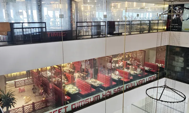Phớt lờ 'lệnh' đình chỉ, loạt cửa hàng vẫn hoạt động tại chung cư Discovery Complex- Ảnh 7. Phớt lờ 'lệnh' đình chỉ, loạt cửa hàng vẫn hoạt động tại chung cư Discovery Complex- Ảnh 7.