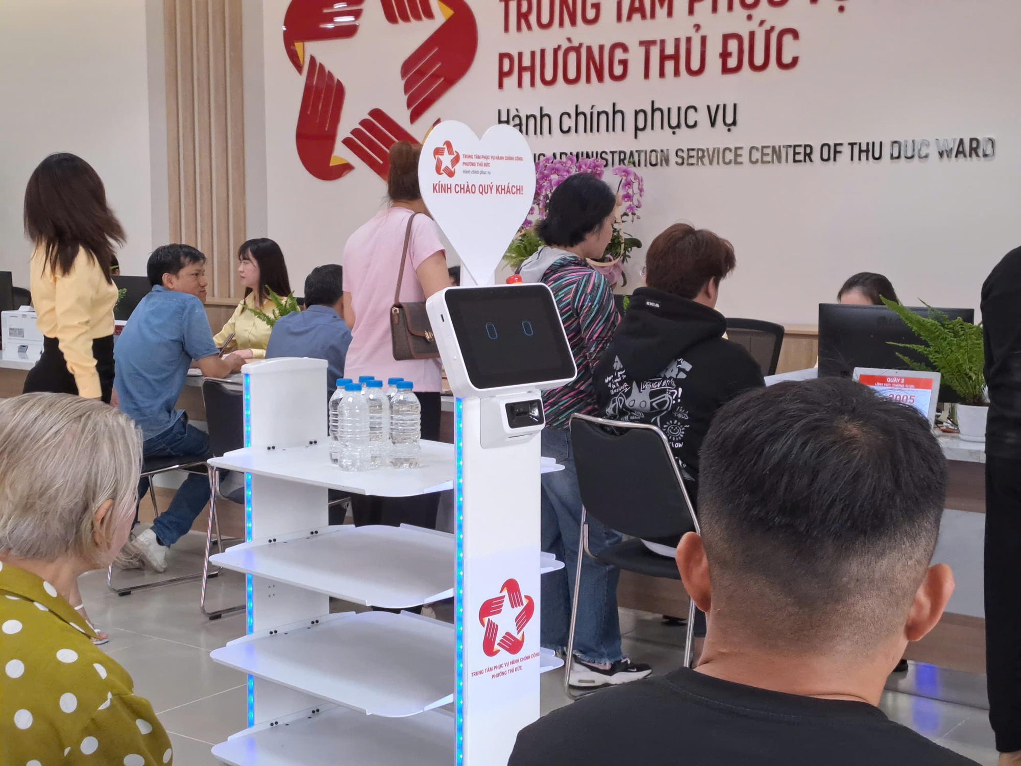 TP HCM: Phường Thủ Đức sử dụng robot để phục vụ người dân đến làm thủ tục hành chính- Ảnh 4. TP HCM: Phường Thủ Đức sử dụng robot để phục vụ người dân đến làm thủ tục hành chính- Ảnh 4.