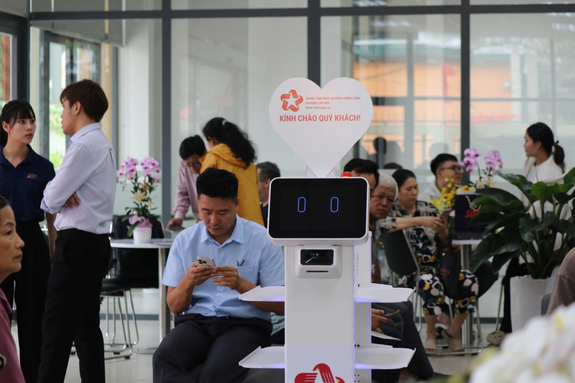 TP HCM: Phường Thủ Đức sử dụng robot để phục vụ người dân đến làm thủ tục hành chính- Ảnh 2. TP HCM: Phường Thủ Đức sử dụng robot để phục vụ người dân đến làm thủ tục hành chính- Ảnh 2.