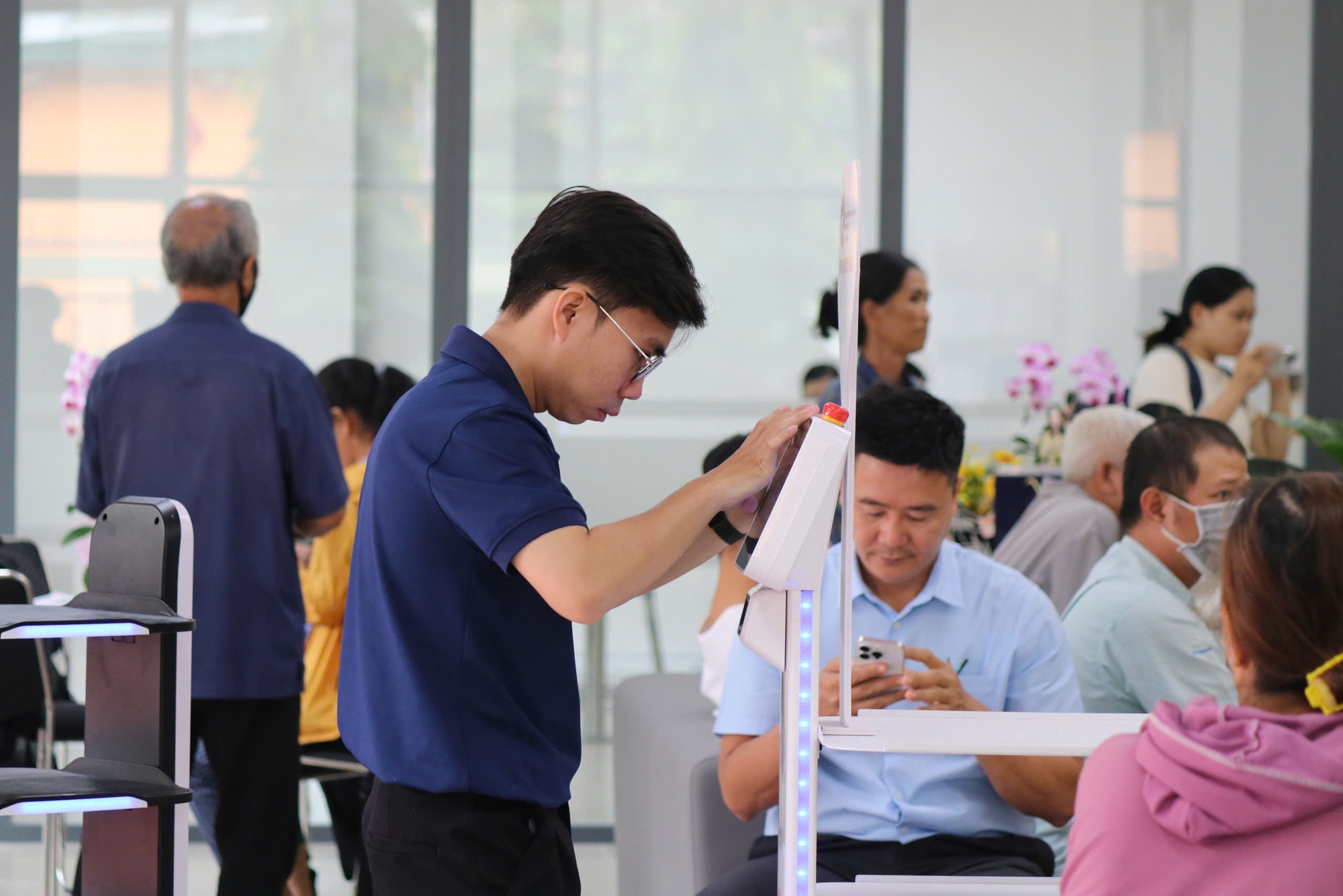 TP HCM: Phường Thủ Đức sử dụng robot để phục vụ người dân đến làm thủ tục hành chính- Ảnh 1. TP HCM: Phường Thủ Đức sử dụng robot để phục vụ người dân đến làm thủ tục hành chính- Ảnh 1.