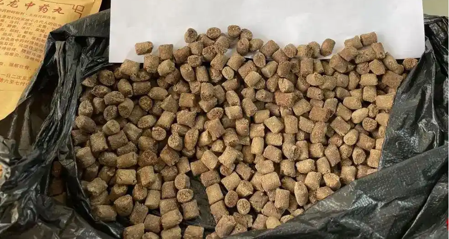 Theo dõi 100.000 gói hàng bất thường, cảnh sát triệt phá đường dây sản xuất thuốc giả doanh thu 765 tỷ đồng, tịch thu 500kg thuốc trong căn biệt thự- Ảnh 2. Theo dõi 100.000 gói hàng bất thường, cảnh sát triệt phá đường dây sản xuất thuốc giả doanh thu 765 tỷ đồng, tịch thu 500kg thuốc trong căn biệt thự- Ảnh 2.