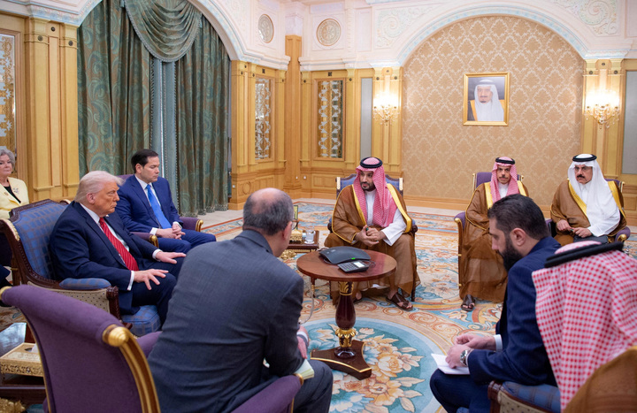 Ông Trump ký sắc lệnh dỡ bỏ trừng phạt Syria sau 20 năm- Ảnh 1. Ông Trump ký sắc lệnh dỡ bỏ trừng phạt Syria sau 20 năm- Ảnh 1.