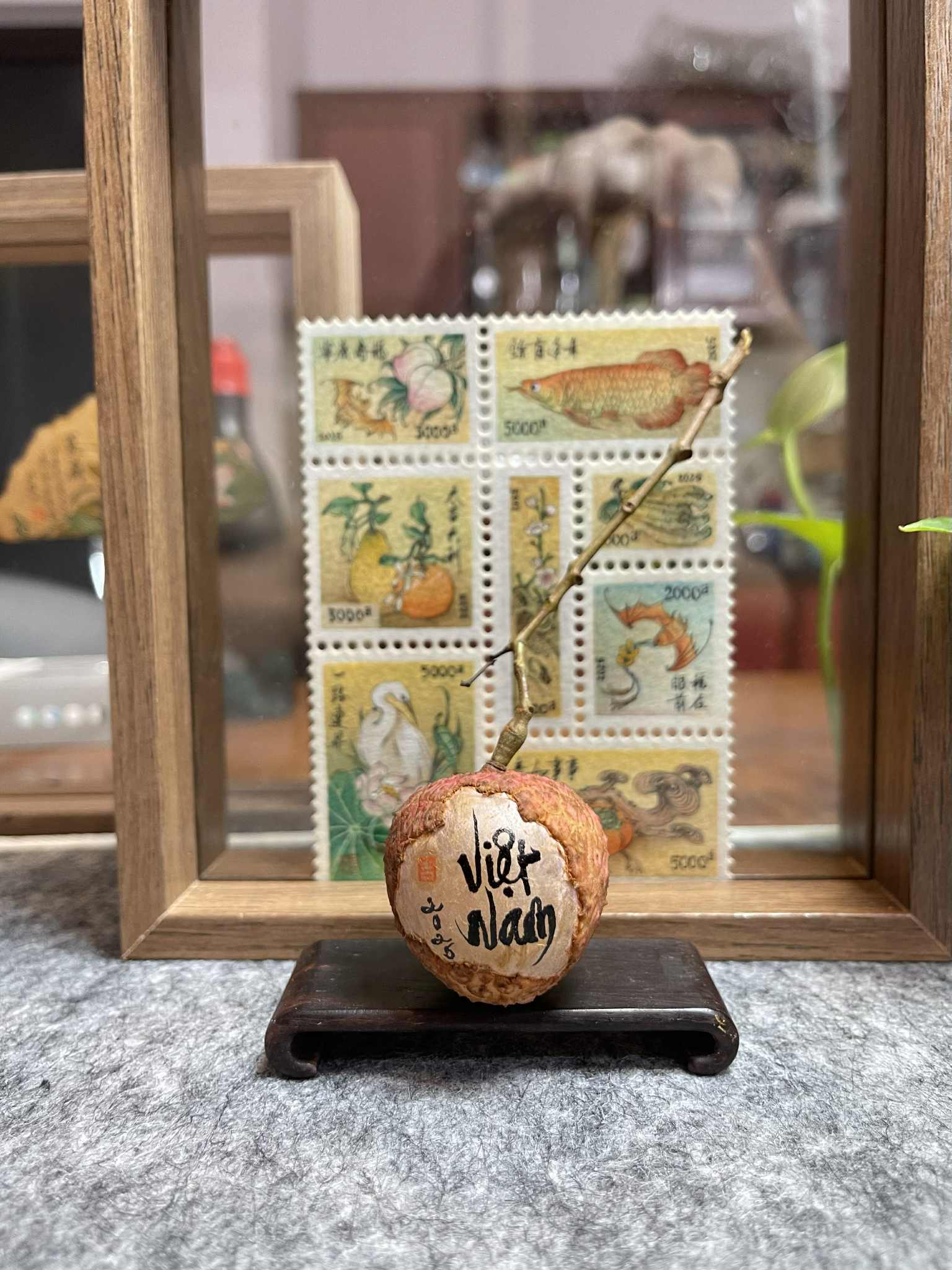 Viết thư pháp trên quả vải thiều, chàng trai gen Z Hà Nội gây sốt mạng- Ảnh 2. Viết thư pháp trên quả vải thiều, chàng trai gen Z Hà Nội gây sốt mạng- Ảnh 2.