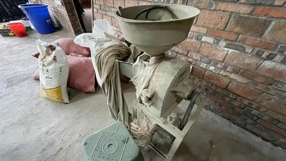 Theo dõi 100.000 gói hàng bất thường, cảnh sát triệt phá đường dây sản xuất thuốc giả doanh thu 765 tỷ đồng, tịch thu 500kg thuốc trong căn biệt thự- Ảnh 3. Theo dõi 100.000 gói hàng bất thường, cảnh sát triệt phá đường dây sản xuất thuốc giả doanh thu 765 tỷ đồng, tịch thu 500kg thuốc trong căn biệt thự- Ảnh 3.