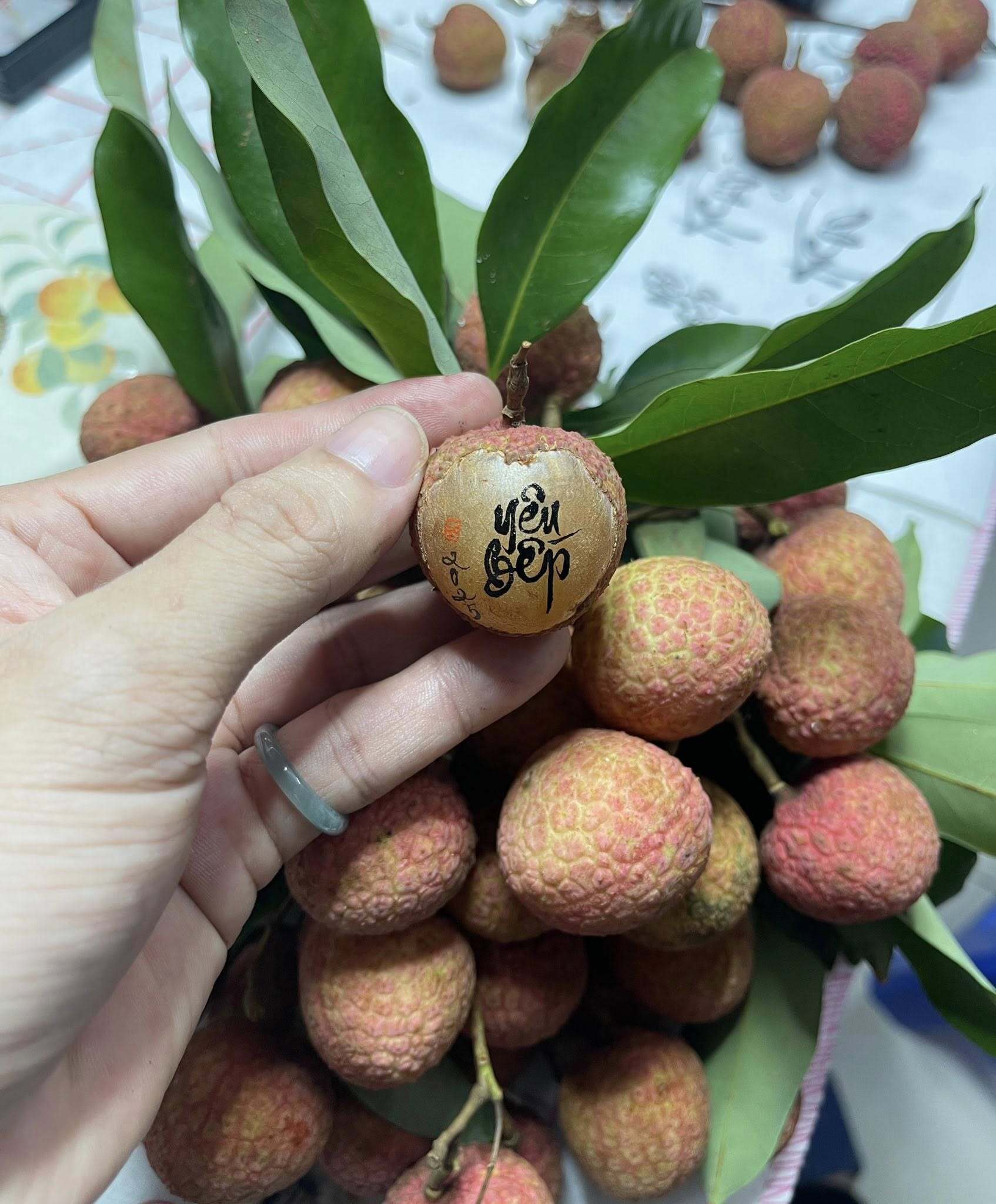 Viết thư pháp trên quả vải thiều, chàng trai gen Z Hà Nội gây sốt mạng- Ảnh 8. Viết thư pháp trên quả vải thiều, chàng trai gen Z Hà Nội gây sốt mạng- Ảnh 8.
