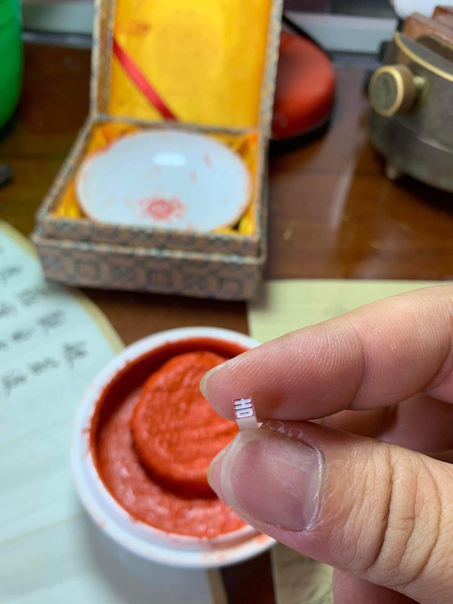 Viết thư pháp trên quả vải thiều, chàng trai gen Z Hà Nội gây sốt mạng- Ảnh 6. Viết thư pháp trên quả vải thiều, chàng trai gen Z Hà Nội gây sốt mạng- Ảnh 6.