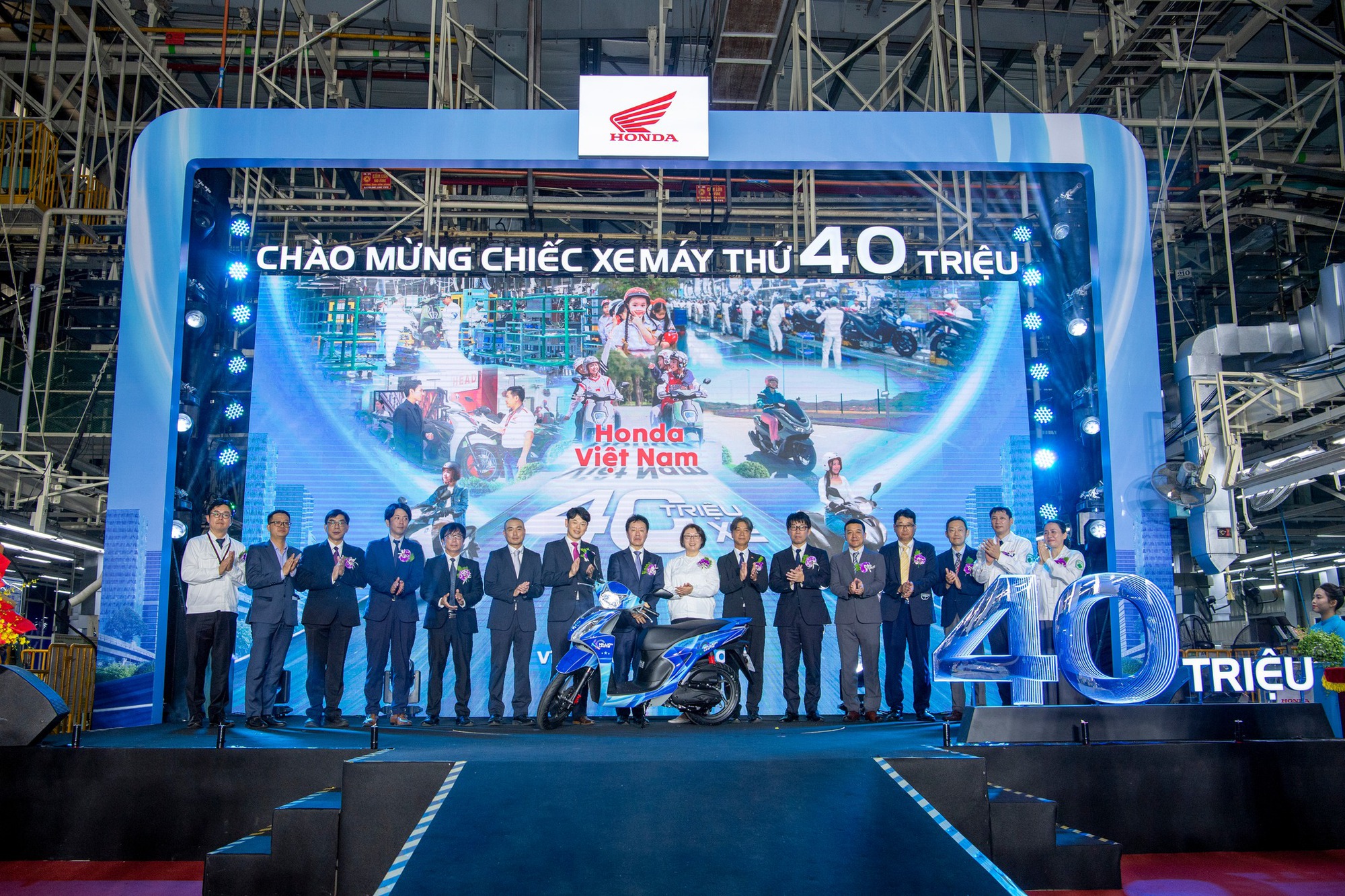 'Xe ga quốc dân' Vision trở thành chiếc xe thứ 40 triệu Honda Việt Nam xuất xưởng- Ảnh 1. 'Xe ga quốc dân' Vision trở thành chiếc xe thứ 40 triệu Honda Việt Nam xuất xưởng- Ảnh 1.