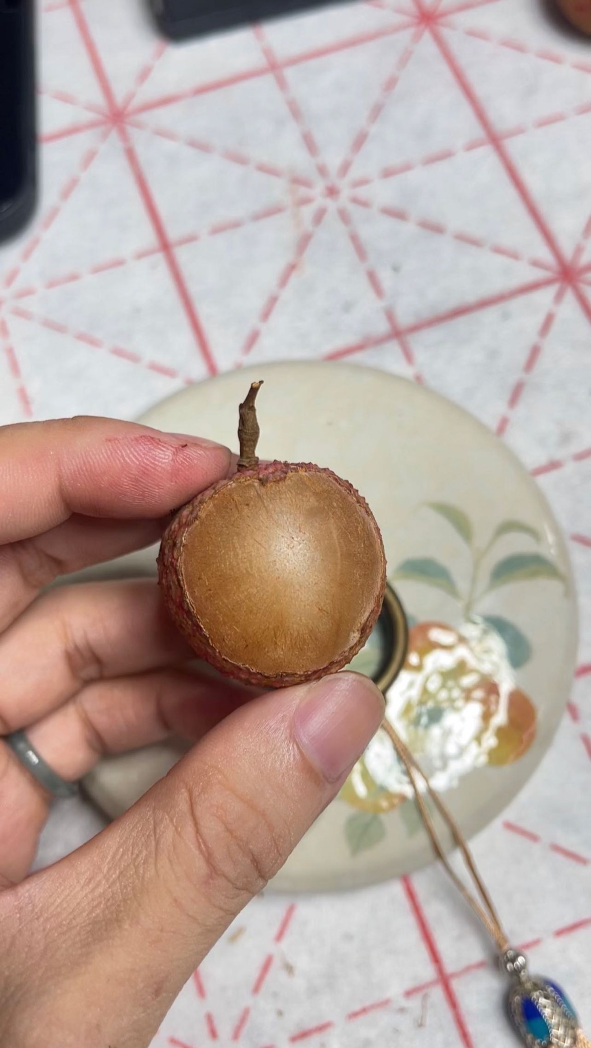 Viết thư pháp trên quả vải thiều, chàng trai gen Z Hà Nội gây sốt mạng- Ảnh 5. Viết thư pháp trên quả vải thiều, chàng trai gen Z Hà Nội gây sốt mạng- Ảnh 5.