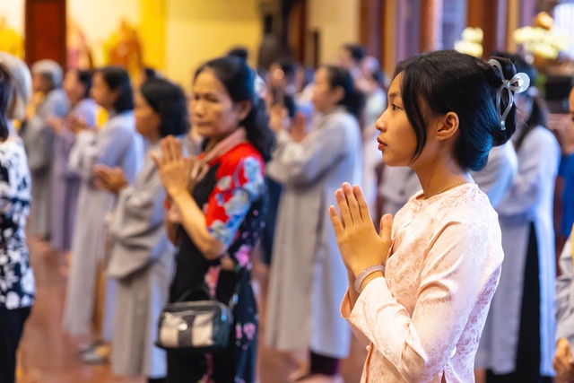 Cập nhật: Không khí đặc biệt của buổi sáng ngày 1/7 sau khi tiếng chuông ngân vang tại hơn 18.000 ngôi chùa trên cả nước- Ảnh 14. Cập nhật: Không khí đặc biệt của buổi sáng ngày 1/7 sau khi tiếng chuông ngân vang tại hơn 18.000 ngôi chùa trên cả nước- Ảnh 14.