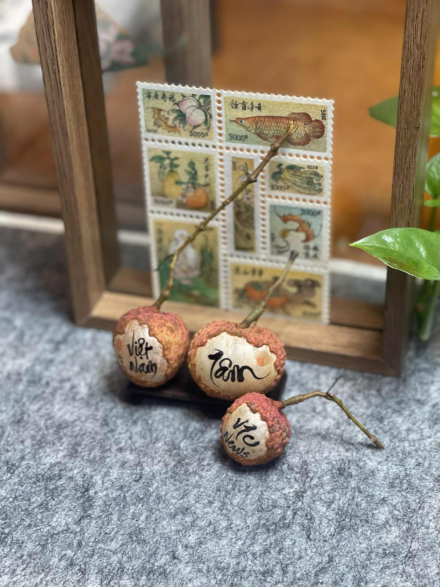 Viết thư pháp trên quả vải thiều, chàng trai gen Z Hà Nội gây sốt mạng- Ảnh 10. Viết thư pháp trên quả vải thiều, chàng trai gen Z Hà Nội gây sốt mạng- Ảnh 10.