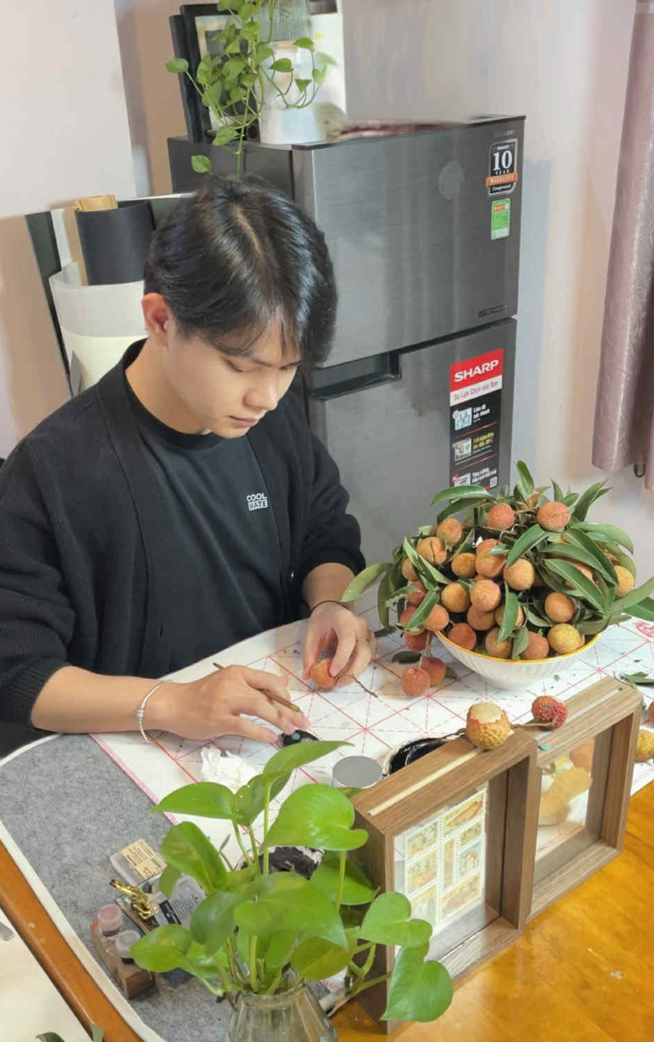Viết thư pháp trên quả vải thiều, chàng trai gen Z Hà Nội gây sốt mạng- Ảnh 4. Viết thư pháp trên quả vải thiều, chàng trai gen Z Hà Nội gây sốt mạng- Ảnh 4.