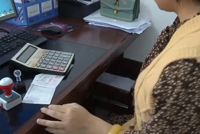 Nữ kế toán lương 16 triệu đồng nhưng có 20 tỷ mua sắm online: Đồng nghiệp phát hiện hành động lạ vào cuối tuần, lập tức báo cảnh sát- Ảnh 2.