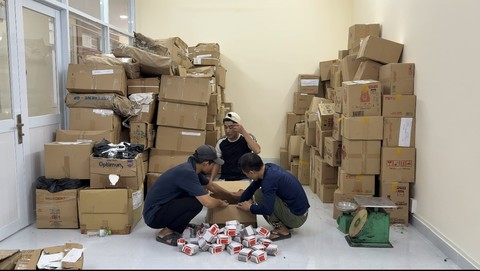 Đột kích cơ sở mỹ phẩm Thanh Thuý và Mỹ Trinh, công an tịch thu 70.000 chai dầu gió giả, tạm giam 19 người- Ảnh 2.