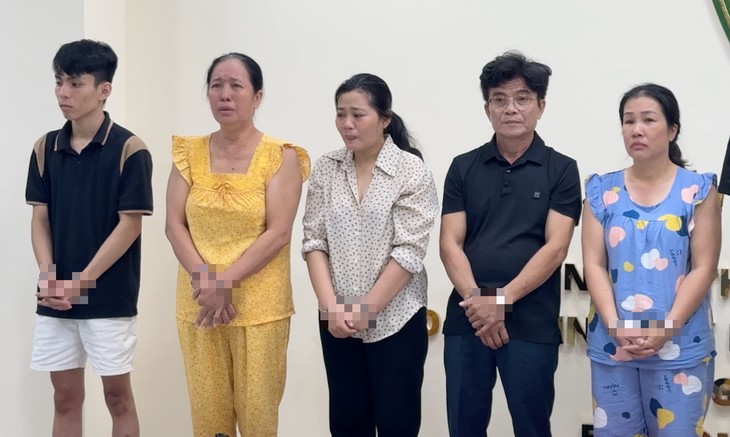 Tp. Hồ Chí Minh: Bắt đường dây 70.000 chai dầu gió giả hoạt động từ năm 2022, sang chiết hóa chất dán nhãn 7 loại dầu con ó nổi tiếng- Ảnh 1. Tp. Hồ Chí Minh: Bắt đường dây 70.000 chai dầu gió giả hoạt động từ năm 2022, sang chiết hóa chất dán nhãn 7 loại dầu con ó nổi tiếng- Ảnh 1.