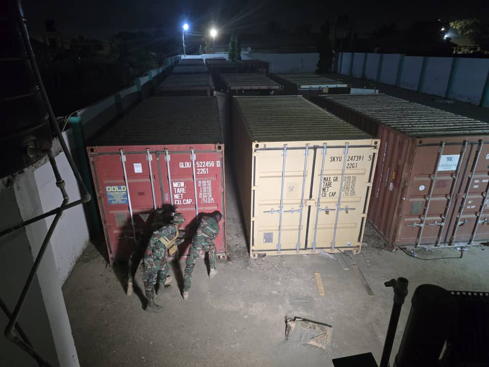 Nhận tin báo, lực lượng an ninh nhanh chóng đột kích một kho hàng: Phát hiện 12 container chứa 5 triệu USD tiền giả và vàng giả- Ảnh 1.