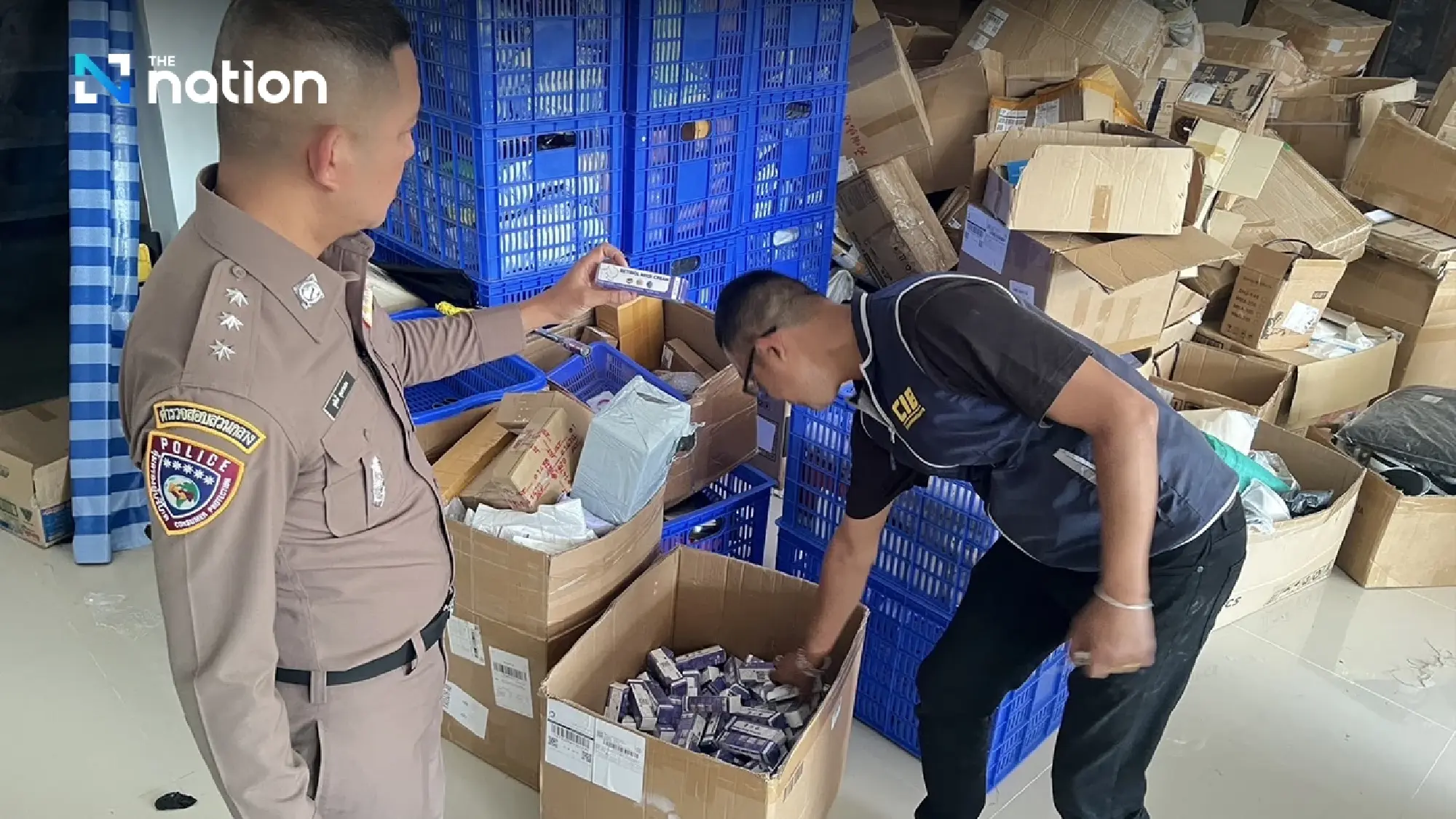 Truy quét 10 ngày liên tiếp, công an đánh sập đường dây buôn mỹ phẩm, thực phẩm chức năng nhái, tịch thu kho hàng trị giá hơn 37 nghìn tỷ đồng- Ảnh 2. Truy quét 10 ngày liên tiếp, công an đánh sập đường dây buôn mỹ phẩm, thực phẩm chức năng nhái, tịch thu kho hàng trị giá hơn 37 nghìn tỷ đồng- Ảnh 2.