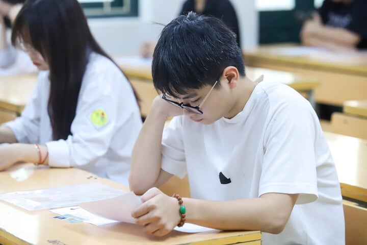 Bộ GD&ĐT: Đề tốt nghiệp khó do 'học sinh, giáo viên chưa quen'- Ảnh 1. Bộ GD&ĐT: Đề tốt nghiệp khó do 'học sinh, giáo viên chưa quen'- Ảnh 1.