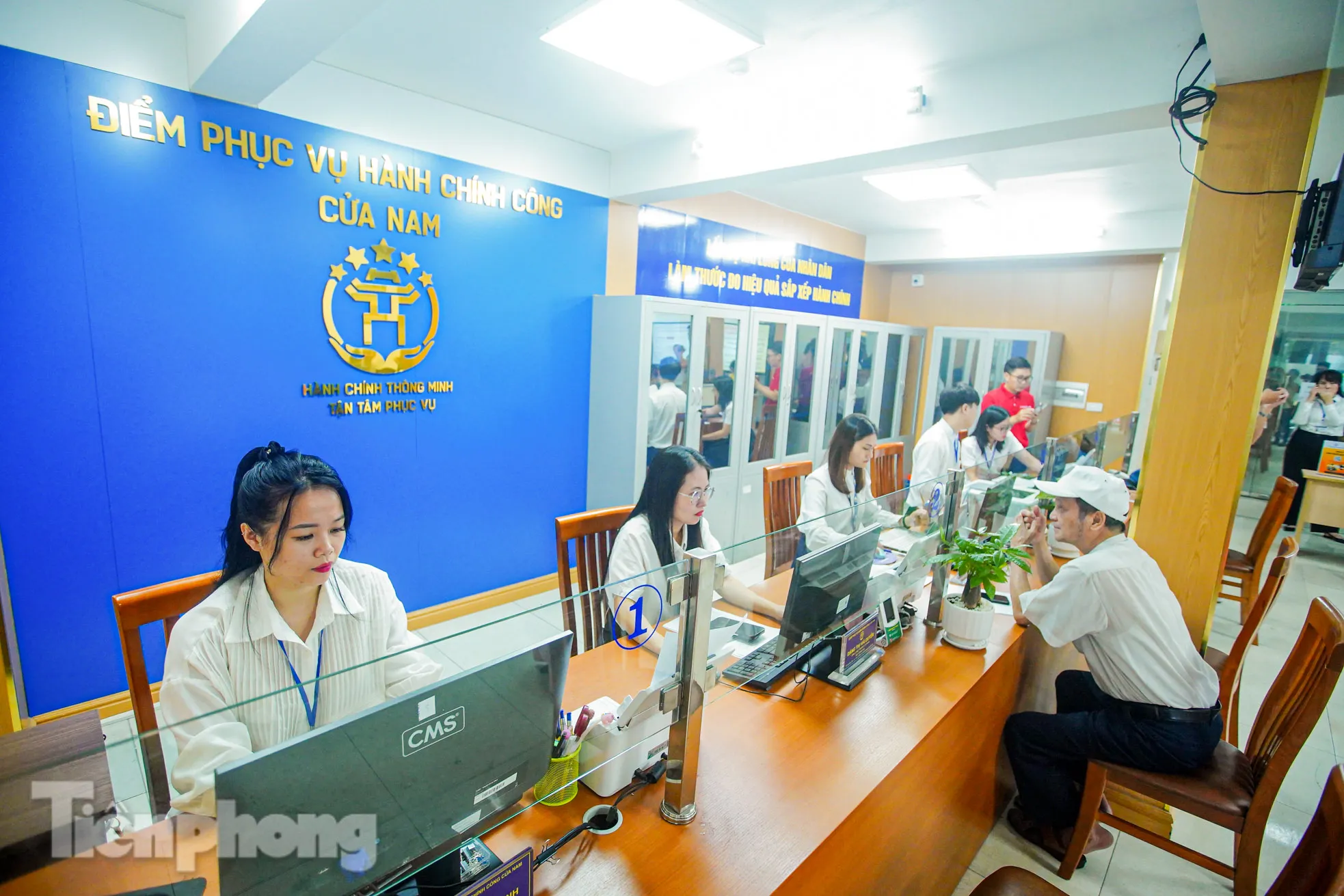 Hà Nội triển khai mô hình hai cấp: 'Tôi chỉ mất khoảng 10 phút hoàn tất thủ tục hành chính'- Ảnh 2.