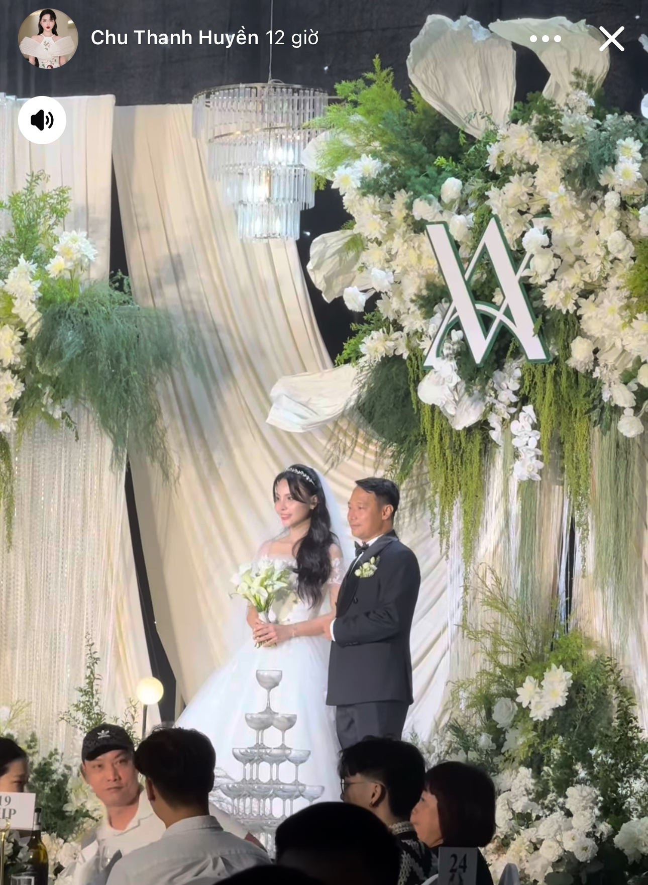 Chu Thanh Huyền mang cả mỹ phẩm đến SVĐ quảng cáo bất chấp lùm xùm, đi ăn cưới HLV của Quang Hải cũng làm Chu Thanh Huyền mang cả mỹ phẩm đến SVĐ quảng cáo bất chấp lùm xùm, đi ăn cưới HLV của Quang Hải cũng làm