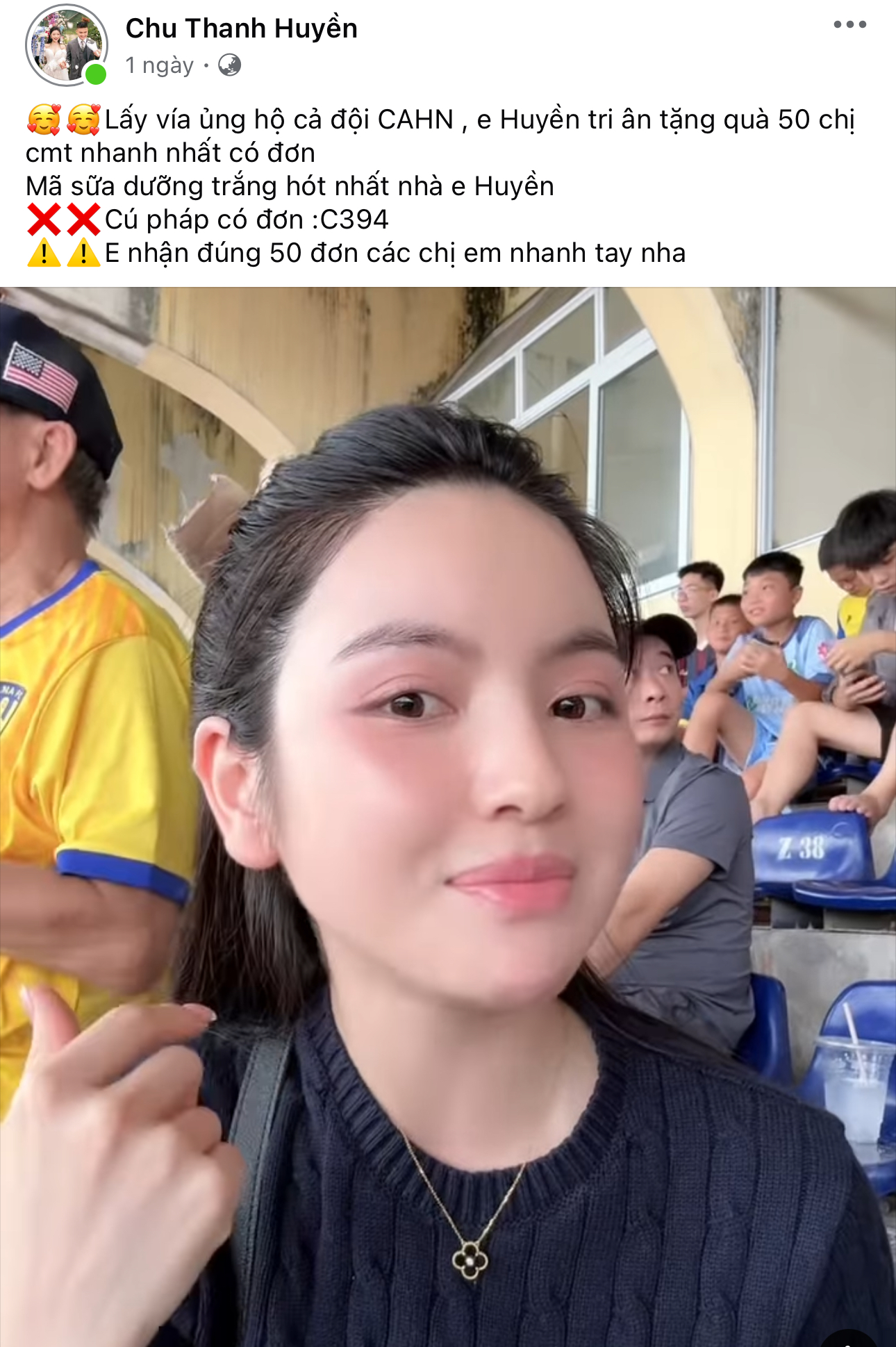 Chu Thanh Huyền mang cả mỹ phẩm đến SVĐ quảng cáo bất chấp lùm xùm, đi ăn cưới HLV của Quang Hải cũng làm Chu Thanh Huyền mang cả mỹ phẩm đến SVĐ quảng cáo bất chấp lùm xùm, đi ăn cưới HLV của Quang Hải cũng làm