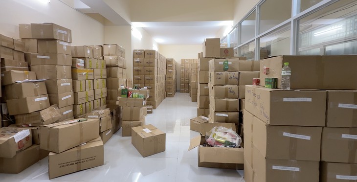 Tp. Hồ Chí Minh: Bắt đường dây 70.000 chai dầu gió giả hoạt động từ năm 2022, sang chiết hóa chất dán nhãn 7 loại dầu con ó nổi tiếng- Ảnh 2. Tp. Hồ Chí Minh: Bắt đường dây 70.000 chai dầu gió giả hoạt động từ năm 2022, sang chiết hóa chất dán nhãn 7 loại dầu con ó nổi tiếng- Ảnh 2.