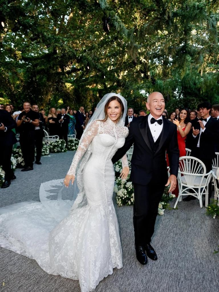 Mỹ nhân Kardashian duy nhất không "đi cửa sau" dự đám cưới tỷ phú Jeff Bezos, được dân mạng khen lấy khen để- Ảnh 4. Mỹ nhân Kardashian duy nhất không "đi cửa sau" dự đám cưới tỷ phú Jeff Bezos, được dân mạng khen lấy khen để- Ảnh 4.