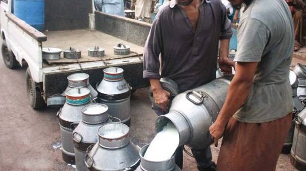 Đột kích một nhà máy, công an triệt phá đường dây sản xuất sữa giả từ hóa chất, tịch thu máy trộn công nghiệp, dầu thực vật kém chất lượng và hàng trăm lít nước bẩn- Ảnh 1. Đột kích một nhà máy, công an triệt phá đường dây sản xuất sữa giả từ hóa chất, tịch thu máy trộn công nghiệp, dầu thực vật kém chất lượng và hàng trăm lít nước bẩn- Ảnh 1.