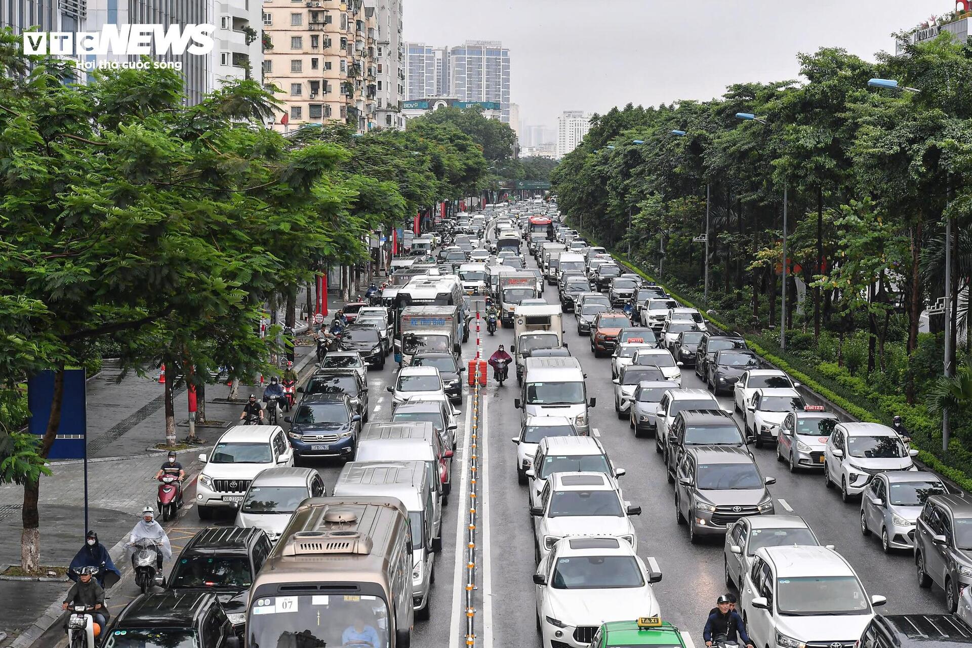 Ô tô dàn hàng 6, xe máy leo vỉa hè ngày đầu phân làn cứng đường Võ Chí Công- Ảnh 1. Ô tô dàn hàng 6, xe máy leo vỉa hè ngày đầu phân làn cứng đường Võ Chí Công- Ảnh 1.
