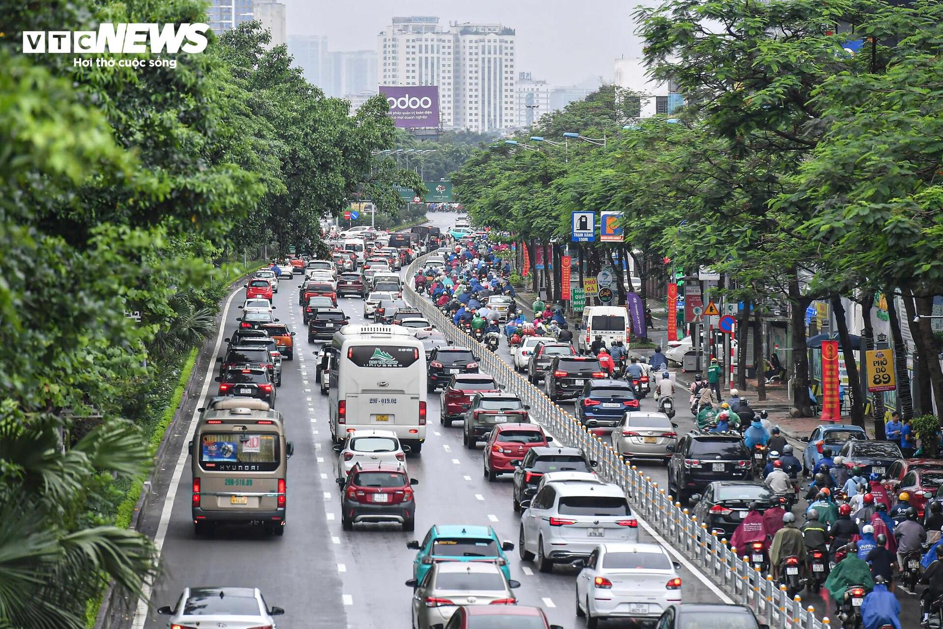Ô tô dàn hàng 6, xe máy leo vỉa hè ngày đầu phân làn cứng đường Võ Chí Công- Ảnh 14. Ô tô dàn hàng 6, xe máy leo vỉa hè ngày đầu phân làn cứng đường Võ Chí Công- Ảnh 14.