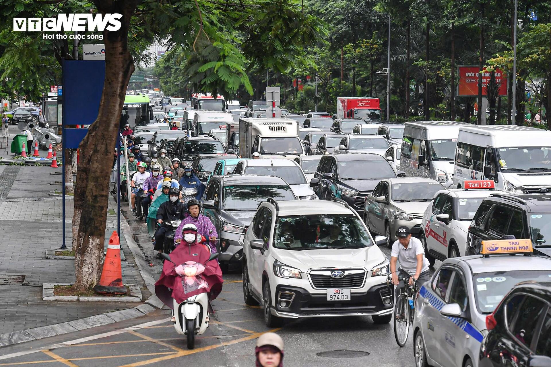 Ô tô dàn hàng 6, xe máy leo vỉa hè ngày đầu phân làn cứng đường Võ Chí Công- Ảnh 13. Ô tô dàn hàng 6, xe máy leo vỉa hè ngày đầu phân làn cứng đường Võ Chí Công- Ảnh 13.