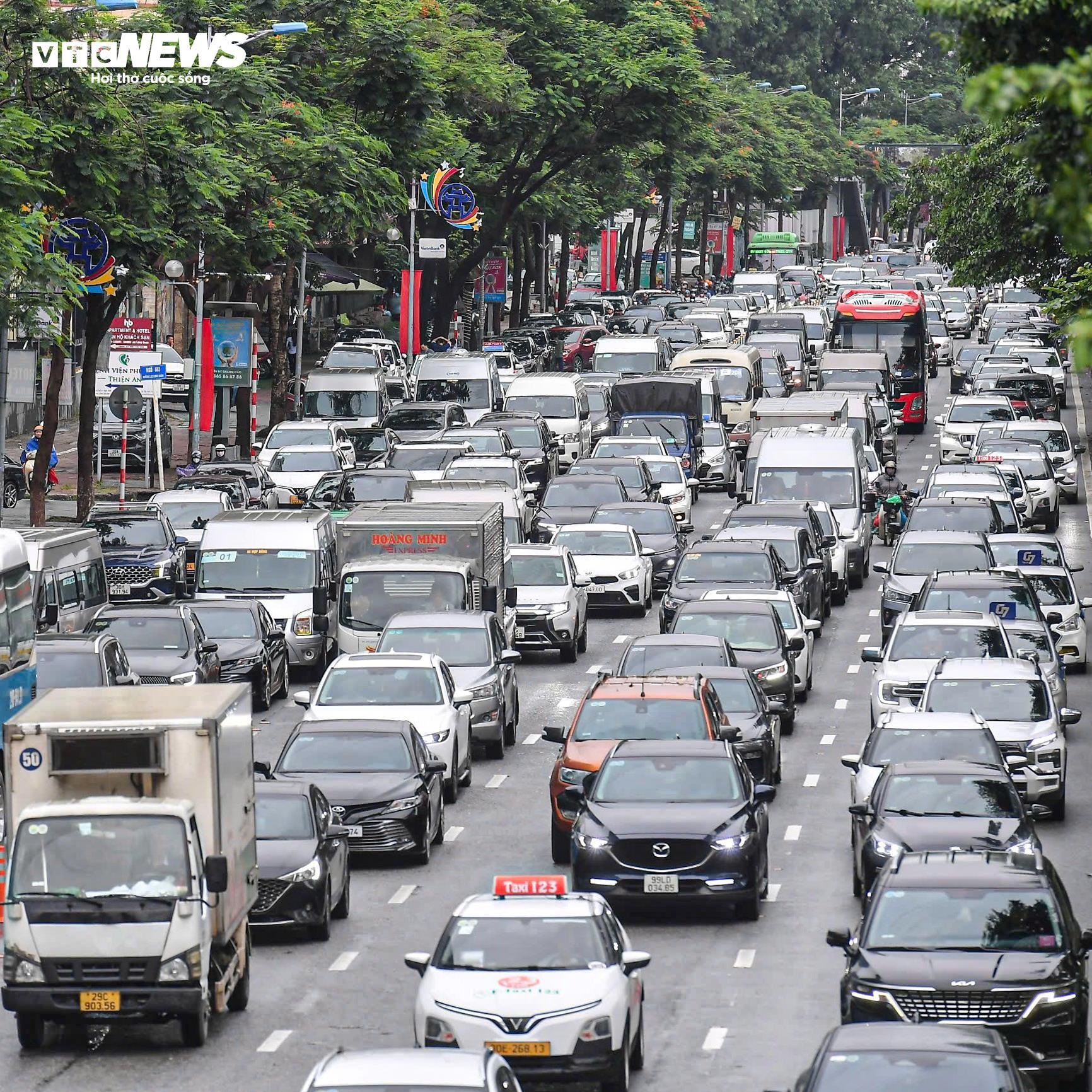 Ô tô dàn hàng 6, xe máy leo vỉa hè ngày đầu phân làn cứng đường Võ Chí Công- Ảnh 5. Ô tô dàn hàng 6, xe máy leo vỉa hè ngày đầu phân làn cứng đường Võ Chí Công- Ảnh 5.