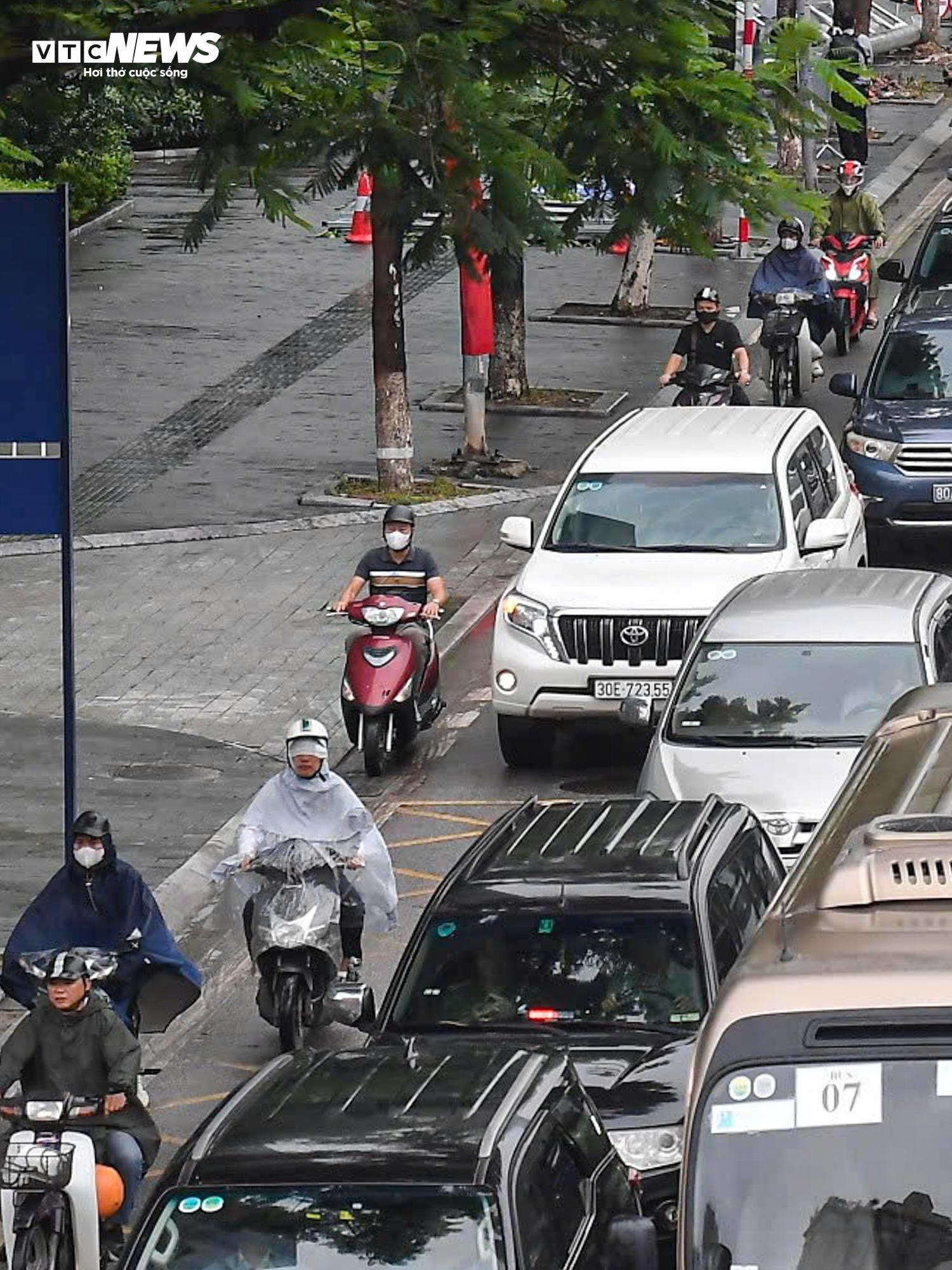Ô tô dàn hàng 6, xe máy leo vỉa hè ngày đầu phân làn cứng đường Võ Chí Công- Ảnh 6. Ô tô dàn hàng 6, xe máy leo vỉa hè ngày đầu phân làn cứng đường Võ Chí Công- Ảnh 6.
