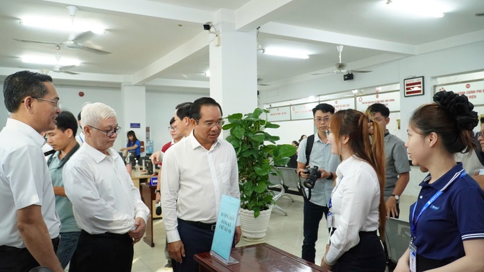 Làm việc với phường đông dân nhất, Chủ tịch UBND TP HCM nêu rõ 4 nhiệm vụ quan trọng- Ảnh 1. Làm việc với phường đông dân nhất, Chủ tịch UBND TP HCM nêu rõ 4 nhiệm vụ quan trọng- Ảnh 1.