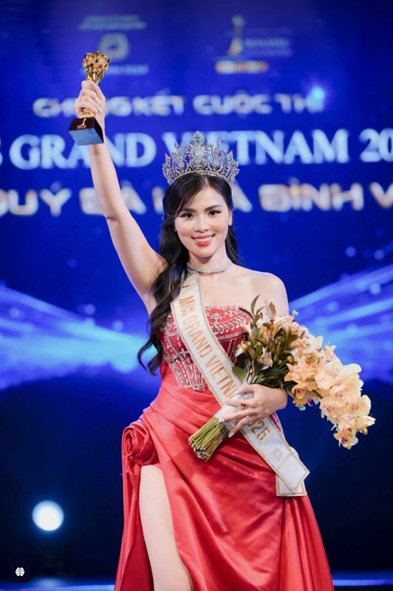 Hoa hậu Mrs Grand Vietnam 2025 vừa đăng quang là Thạc sĩ Đại học Quốc Gia, có chồng là Giáo sư trẻ nhất Việt Nam năm 2022- Ảnh 2. Hoa hậu Mrs Grand Vietnam 2025 vừa đăng quang là Thạc sĩ Đại học Quốc Gia, có chồng là Giáo sư trẻ nhất Việt Nam năm 2022- Ảnh 2.