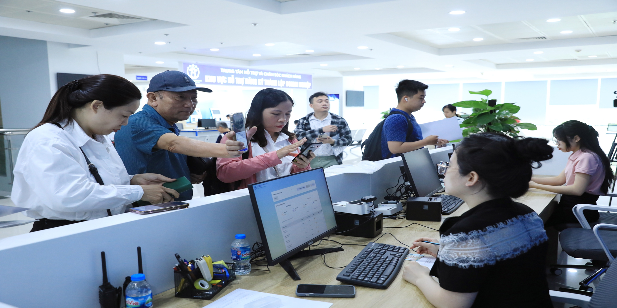 VNPT, Viettel, FPT đã huy động tổng lực vào cuộc thay đổi lớn chưa từng có tại Việt Nam- Ảnh 1. VNPT, Viettel, FPT đã huy động tổng lực vào cuộc thay đổi lớn chưa từng có tại Việt Nam- Ảnh 1.