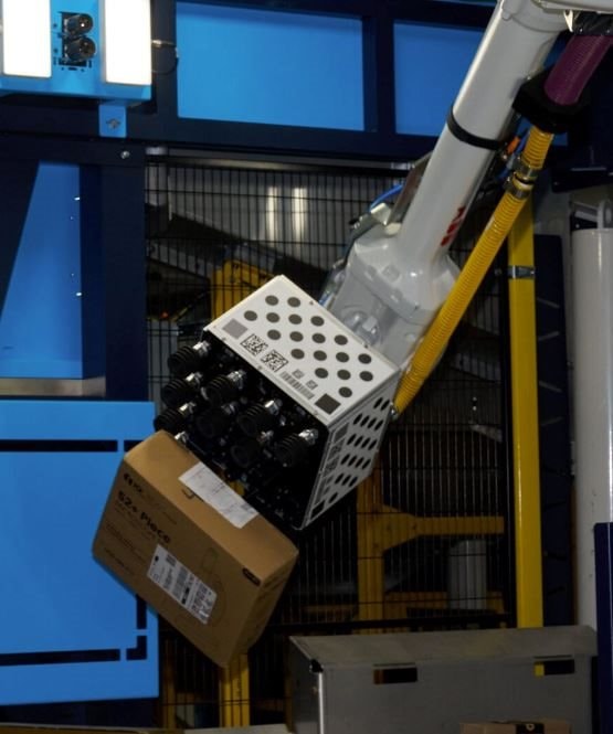 Amazon 'bá chủ' giấc mơ tự động hóa: 1 triệu robot làm việc ngày đêm khắp các cơ sở, số lượng sắp ngang bằng con người- Ảnh 1. Amazon 'bá chủ' giấc mơ tự động hóa: 1 triệu robot làm việc ngày đêm khắp các cơ sở, số lượng sắp ngang bằng con người- Ảnh 1.