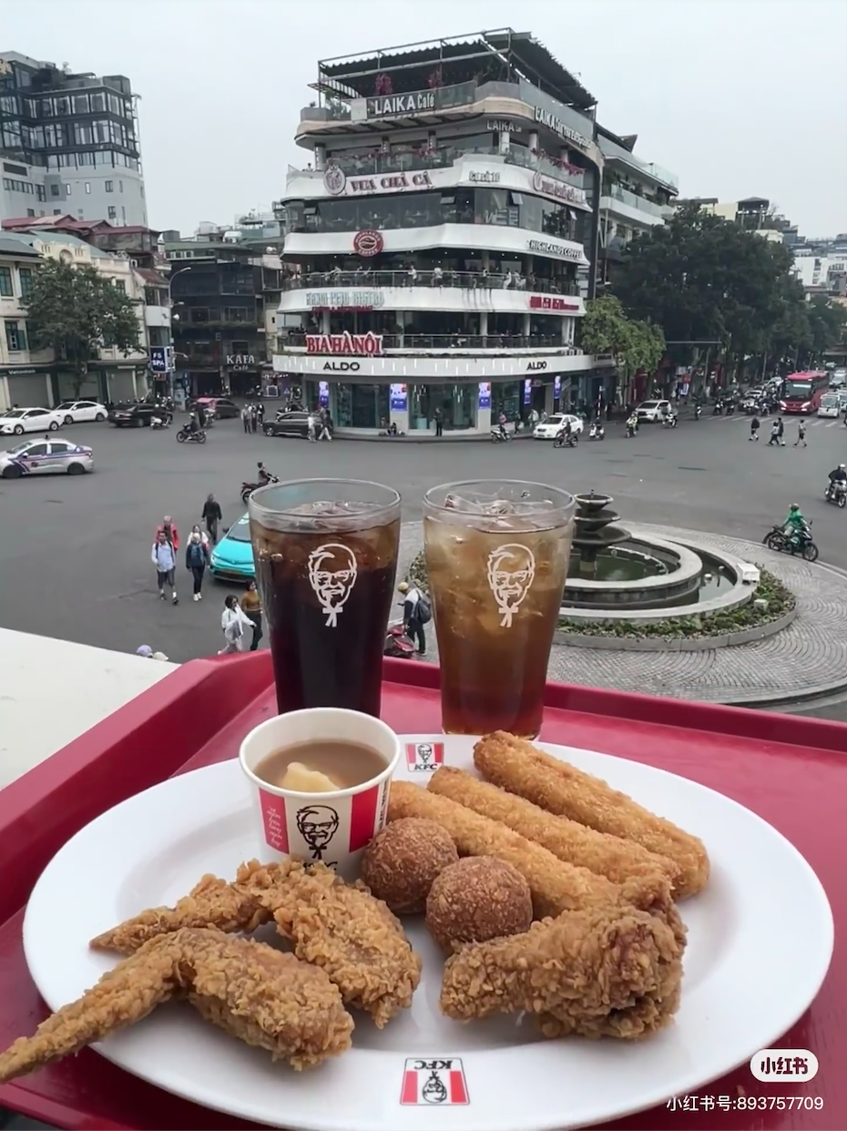 Khách Trung hết lời khen hàng KFC view "độc nhất vô nhị" ở Hà Nội, ai ngờ lại có chi tiết dở khóc dở cười- Ảnh 1.