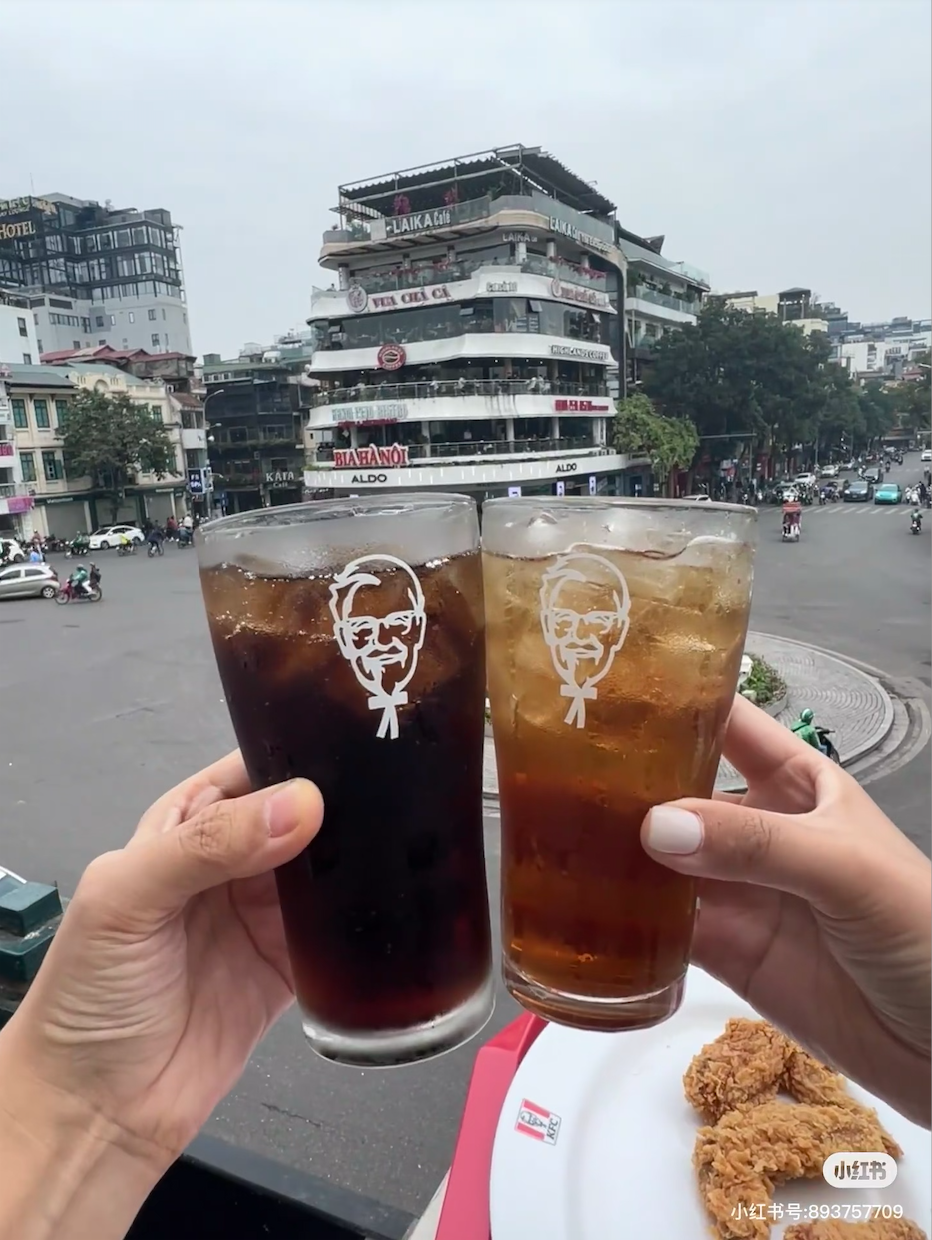 Khách Trung hết lời khen hàng KFC view "độc nhất vô nhị" ở Hà Nội, ai ngờ lại có chi tiết dở khóc dở cười- Ảnh 2.