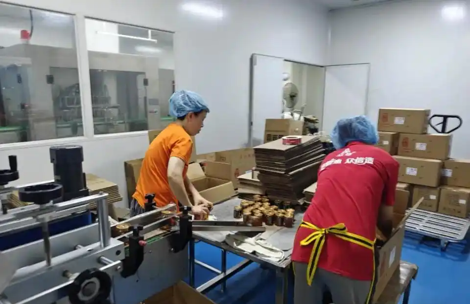 Đột kích cơ sở sản xuất gia vị lẩu giả bán cho nhiều nhà hàng lớn, đã tiêu thụ đến 6,5 triệu chai, tổng số tiền liên quan hơn 51 tỷ đồng- Ảnh 2.