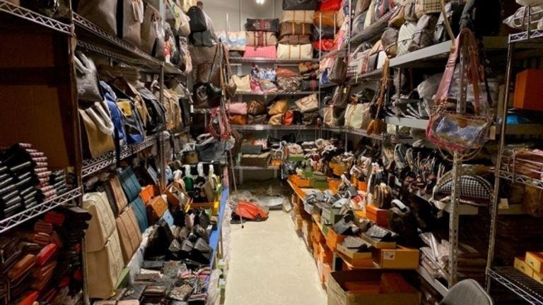 Đột kích kho hàng chứa toàn Louis Vuitton, Gucci, Chanel... "fake" chất thành đống, cảnh sát phanh phui vụ án hàng giả trị giá tới 26.000 tỷ đồng- Ảnh 2.