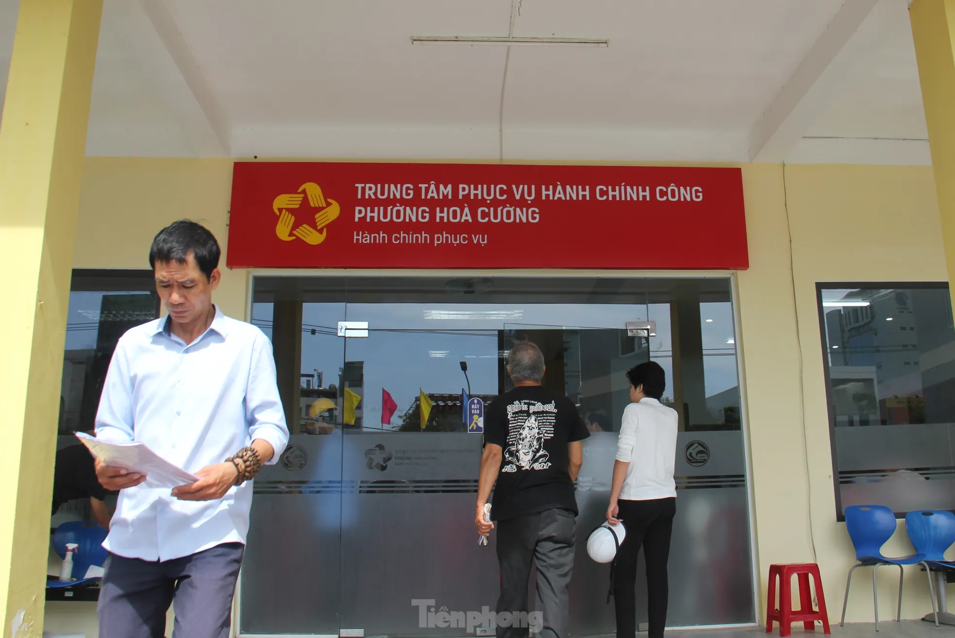 Những giấy tờ đầu tiên đóng dấu tên xã phường mới ở Đà Nẵng- Ảnh 1.