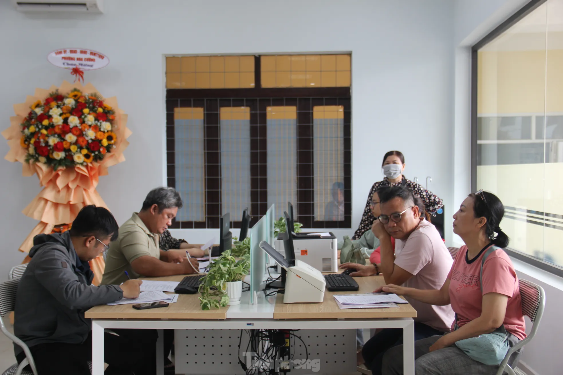 Những giấy tờ đầu tiên đóng dấu tên xã phường mới ở Đà Nẵng- Ảnh 4.