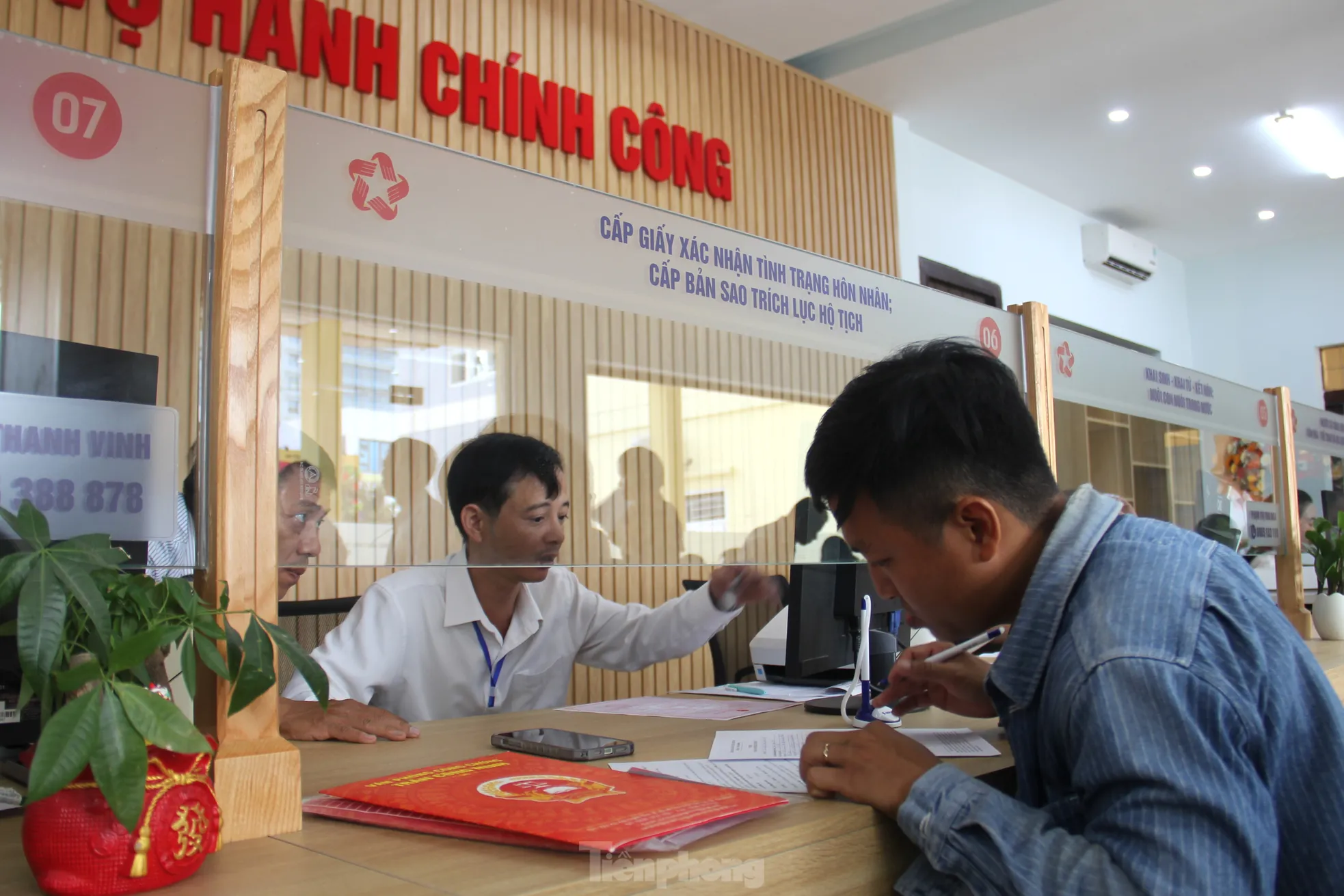 Những giấy tờ đầu tiên đóng dấu tên xã phường mới ở Đà Nẵng- Ảnh 3.