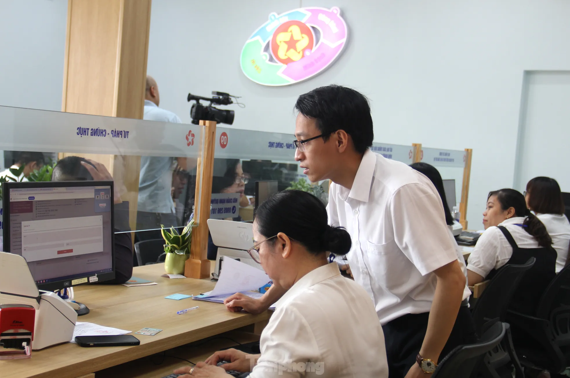 Những giấy tờ đầu tiên đóng dấu tên xã phường mới ở Đà Nẵng- Ảnh 14.