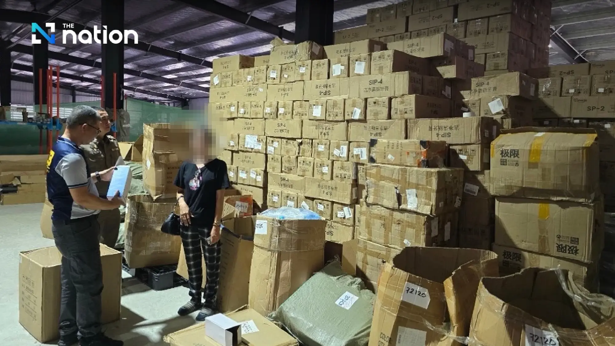Truy quét 10 ngày liên tiếp, công an đánh sập đường dây buôn mỹ phẩm, thực phẩm chức năng nhái, tịch thu kho hàng trị giá hơn 37 nghìn tỷ đồng- Ảnh 3. Truy quét 10 ngày liên tiếp, công an đánh sập đường dây buôn mỹ phẩm, thực phẩm chức năng nhái, tịch thu kho hàng trị giá hơn 37 nghìn tỷ đồng- Ảnh 3.