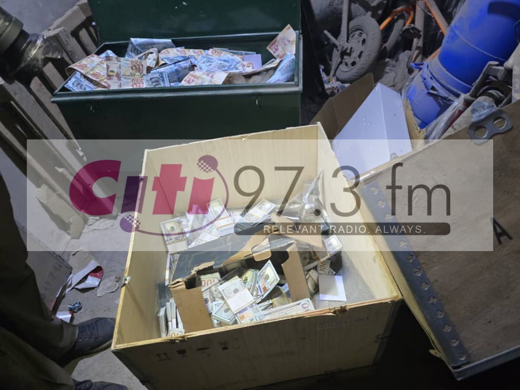 Nhận tin báo, lực lượng an ninh nhanh chóng đột kích một kho hàng: Phát hiện 12 container chứa 5 triệu USD tiền giả và vàng giả- Ảnh 2.