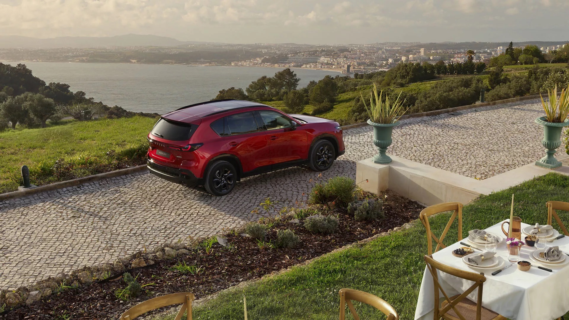 Mazda CX-5 2025 ra mắt: Nội thất mới hoàn toàn, màn hình lớn, ít phím bấm, 'úp mở' bản hybrid gây bất ngờ- Ảnh 7. Mazda CX-5 2025 ra mắt: Nội thất mới hoàn toàn, màn hình lớn, ít phím bấm, 'úp mở' bản hybrid gây bất ngờ- Ảnh 7.