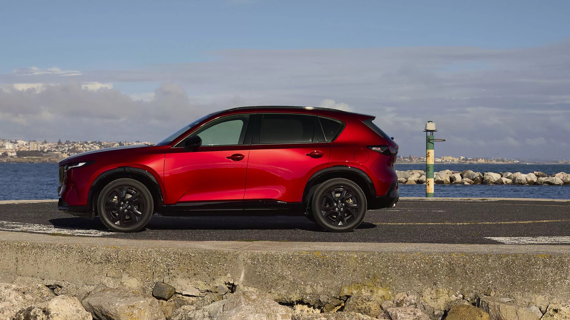 Mazda CX-5 2025 ra mắt: Nội thất mới hoàn toàn, màn hình lớn, ít phím bấm, 'úp mở' bản hybrid gây bất ngờ- Ảnh 2. Mazda CX-5 2025 ra mắt: Nội thất mới hoàn toàn, màn hình lớn, ít phím bấm, 'úp mở' bản hybrid gây bất ngờ- Ảnh 2.