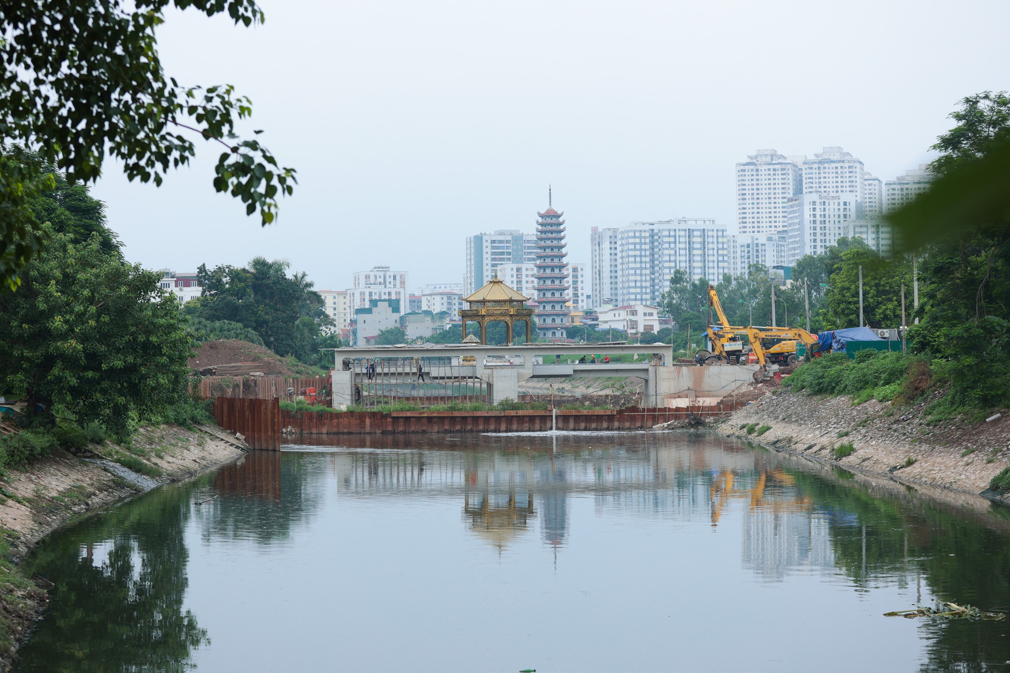 Cảnh tượng lạ trên sông Tô Lịch khiến ai cũng phải ngoái nhìn: Chủ đầu tư nói gì?- Ảnh 1. Cảnh tượng lạ trên sông Tô Lịch khiến ai cũng phải ngoái nhìn: Chủ đầu tư nói gì?- Ảnh 1.